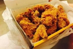 外卖小哥爆料烤鸡视频,烤鸡制作全过程大揭秘！